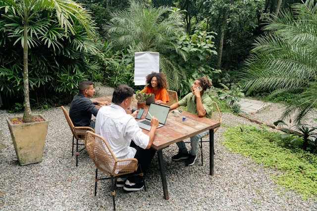 Personas platicando sobre una convocatoria.